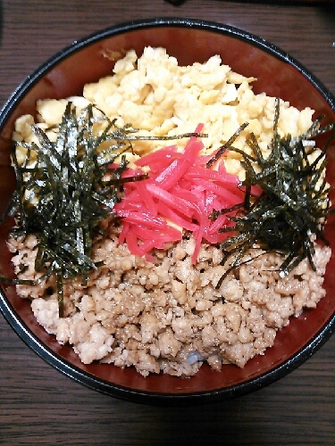 彩りあざやか！そぼろ丼