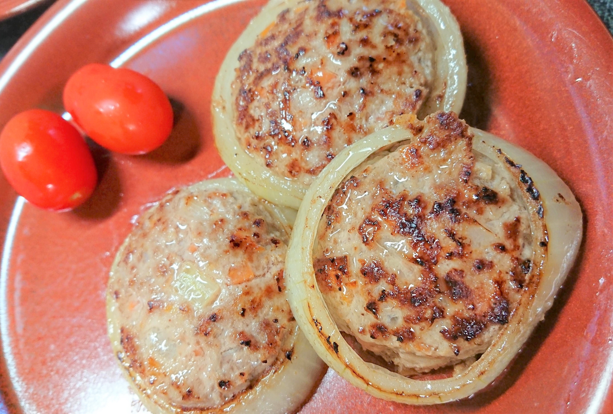 旨みUP!玉ねぎリングで簡単ハンバーグ♡