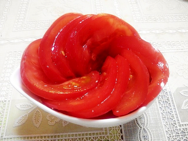 トマトのバラ型オードブル