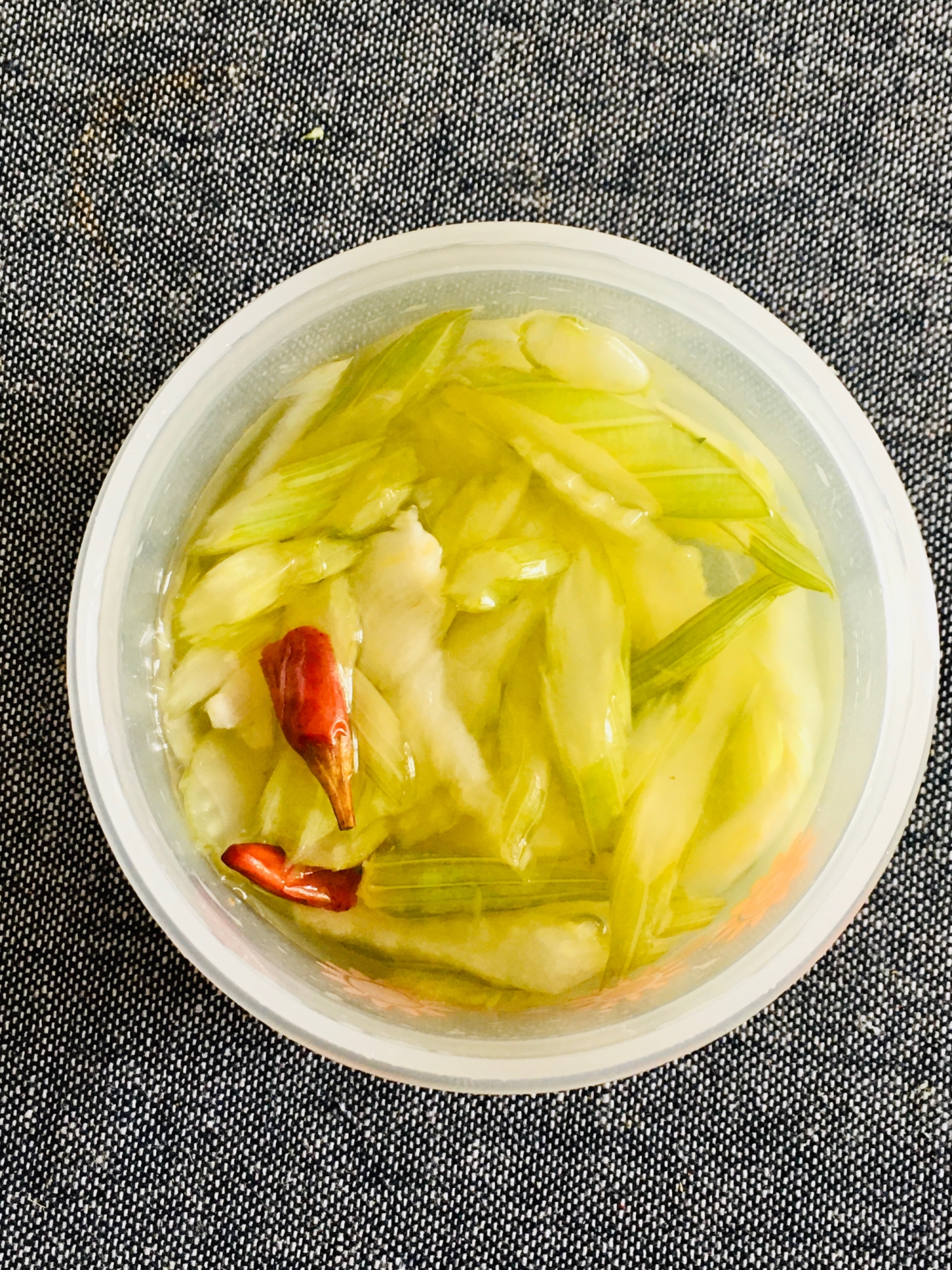 箸休めに♪セロリの甘酢漬け