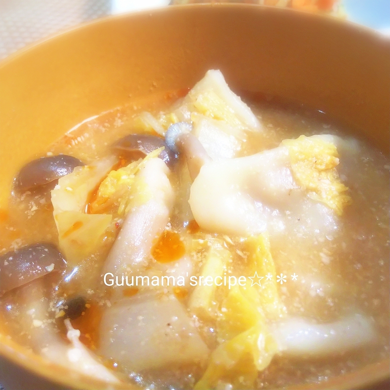 ポカポカ温まる〜♡ピリ辛♡餃子と白菜の坦々風スープ