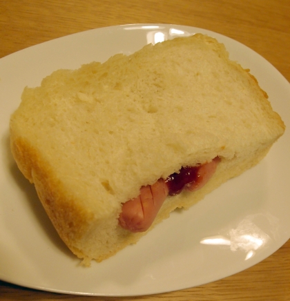 シャウエッセンではないのですが･･･
食パンで作るホットドッグ美味しかったです
ご馳走様でした