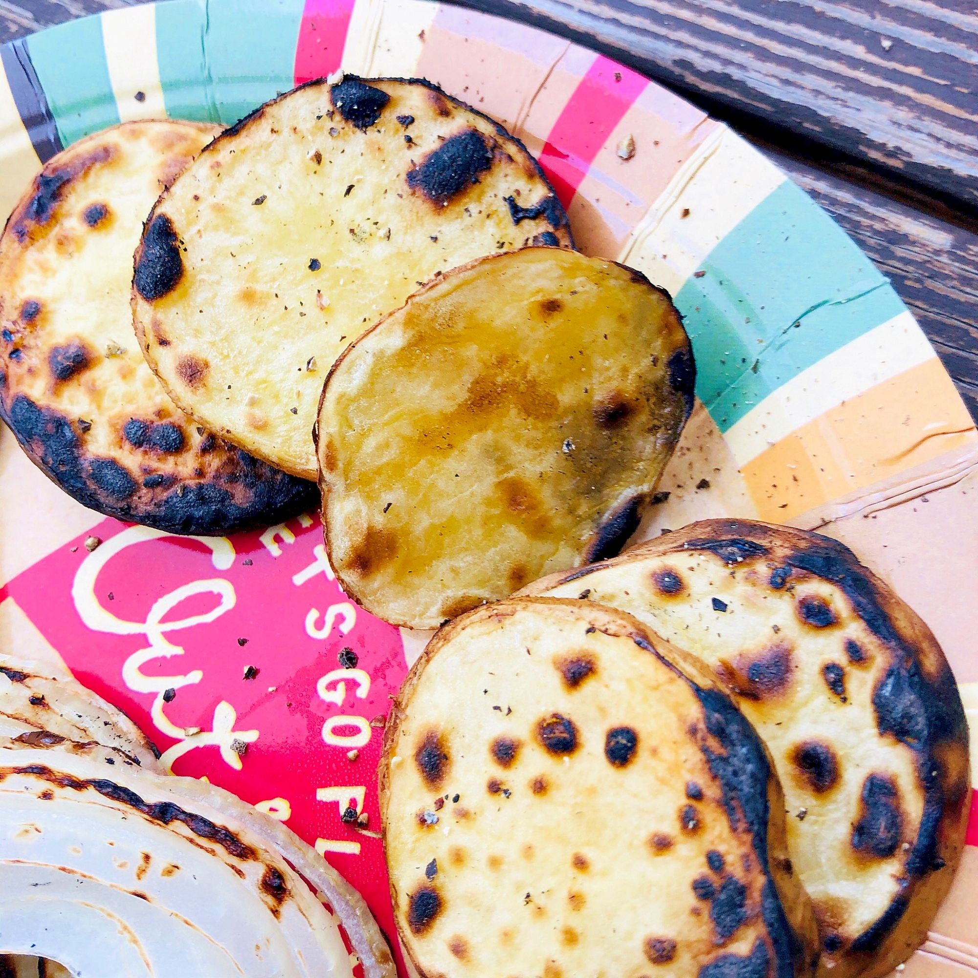 バターと黒コショウでじゃがいもの炭火焼き