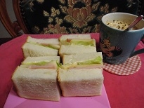 マヨネーズと林檎がマッチして　美味しい　サンドイッチの朝食をいただきました　ありがとうございました