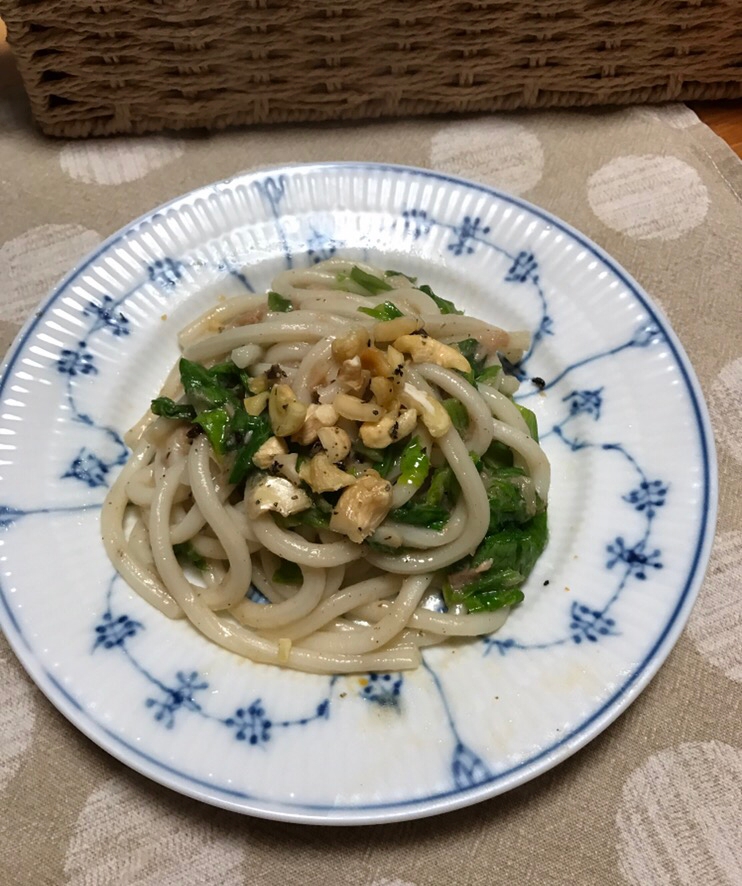 セロリとツナ、カシュナッツのガーリックうどん