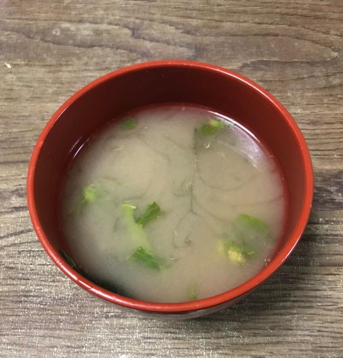 春の香りのするワカメとふきのとうの味噌汁