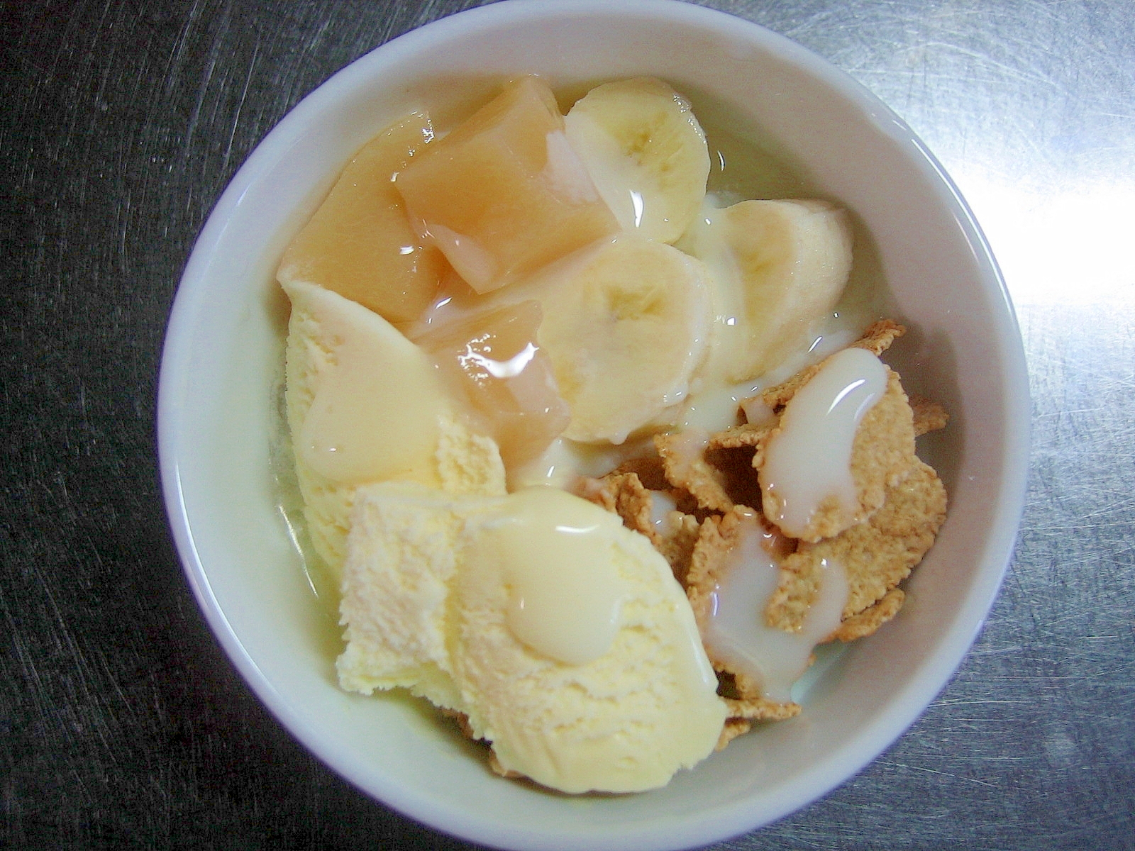 桃＆バナナ＆玄米フレークの練乳かけアイスヨーグルト