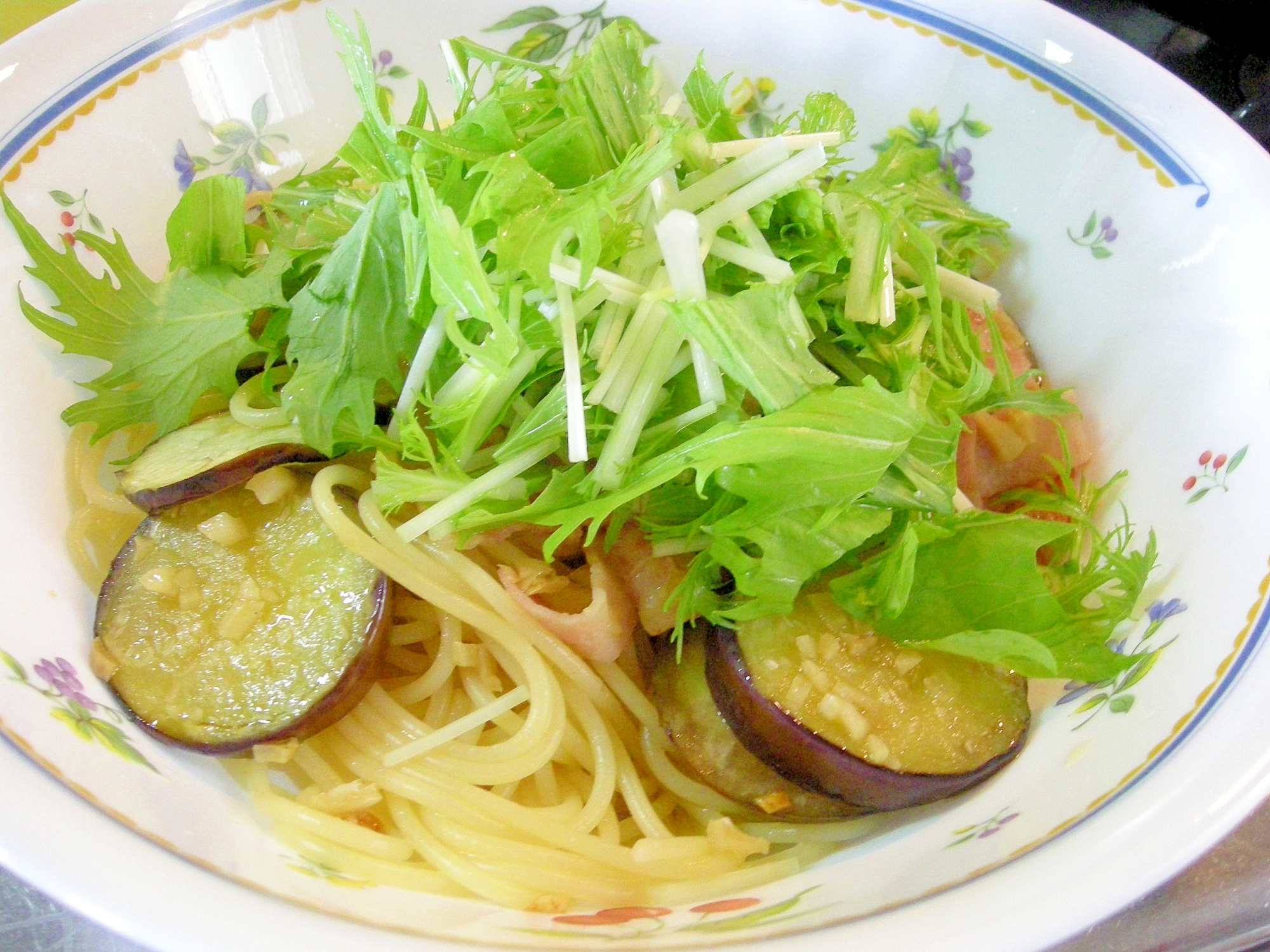 麺つゆでベーコンとナス、水菜の和風パスタ