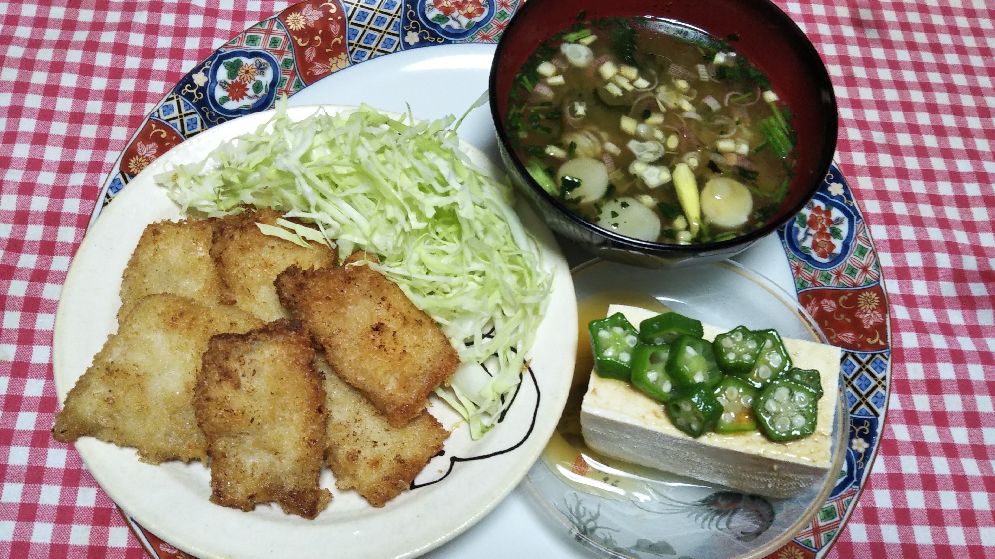 一口ロースカツとオクラのせ冷奴とほうれん草味噌汁☆