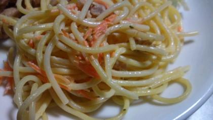 きゅうりの代わりにニンジンで作りました。普通のパスタでも、半分に折ればサラダで食べやすいですね。レシピありがとうございました。