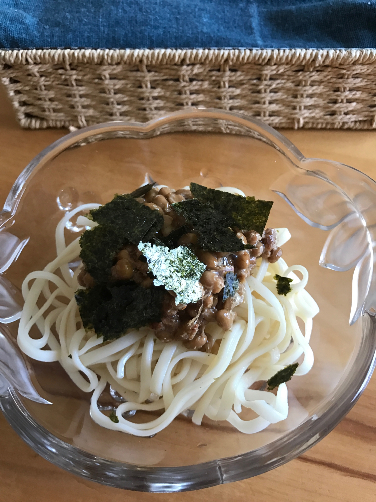 鰹節、すりごま、味付け海苔入り納豆のぶっかけうどん