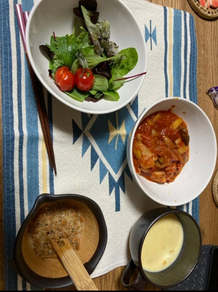 トマトチキン煮とコーンスープとサラダ