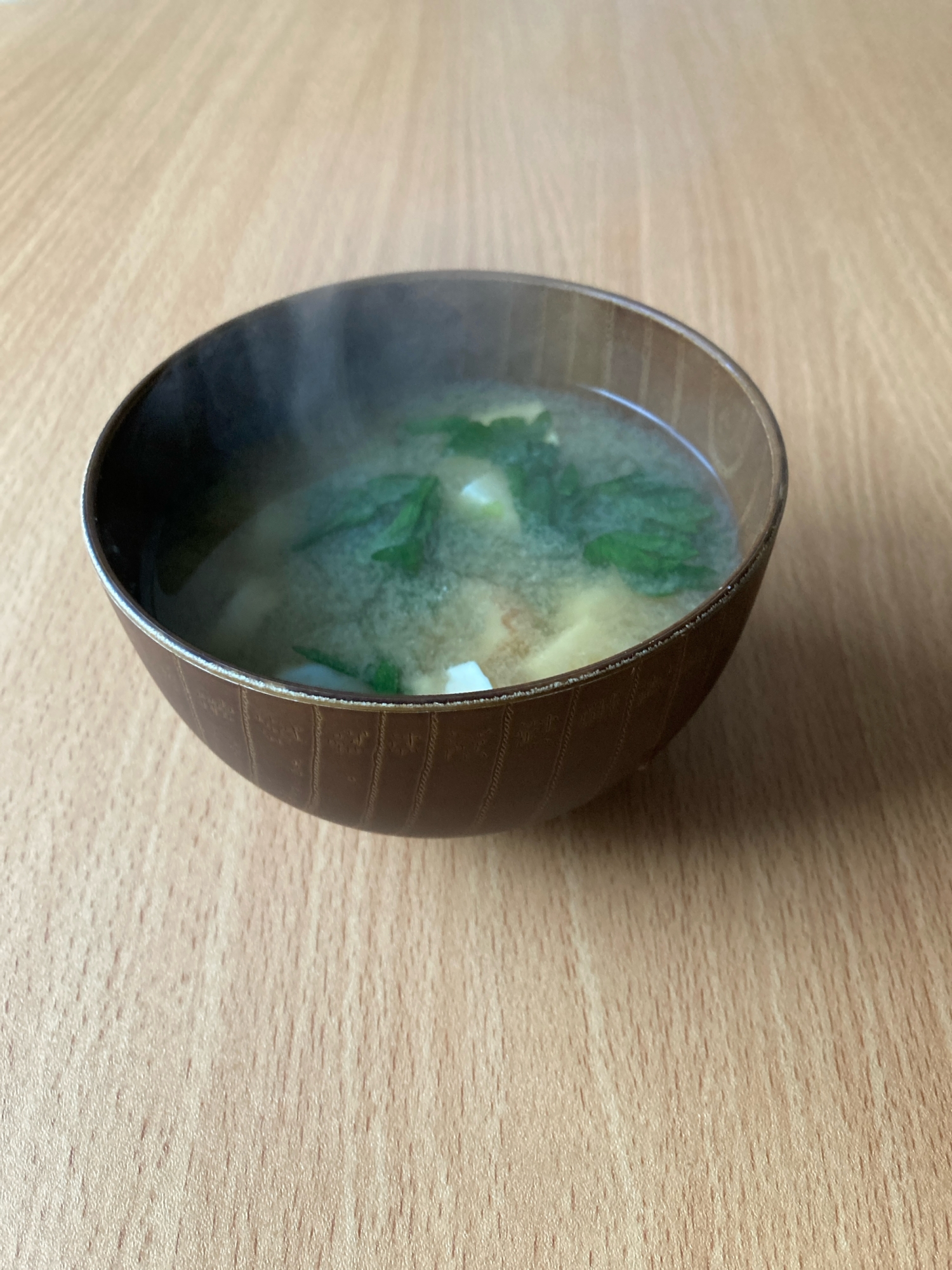 春菊、ちくわ、豆腐の味噌汁