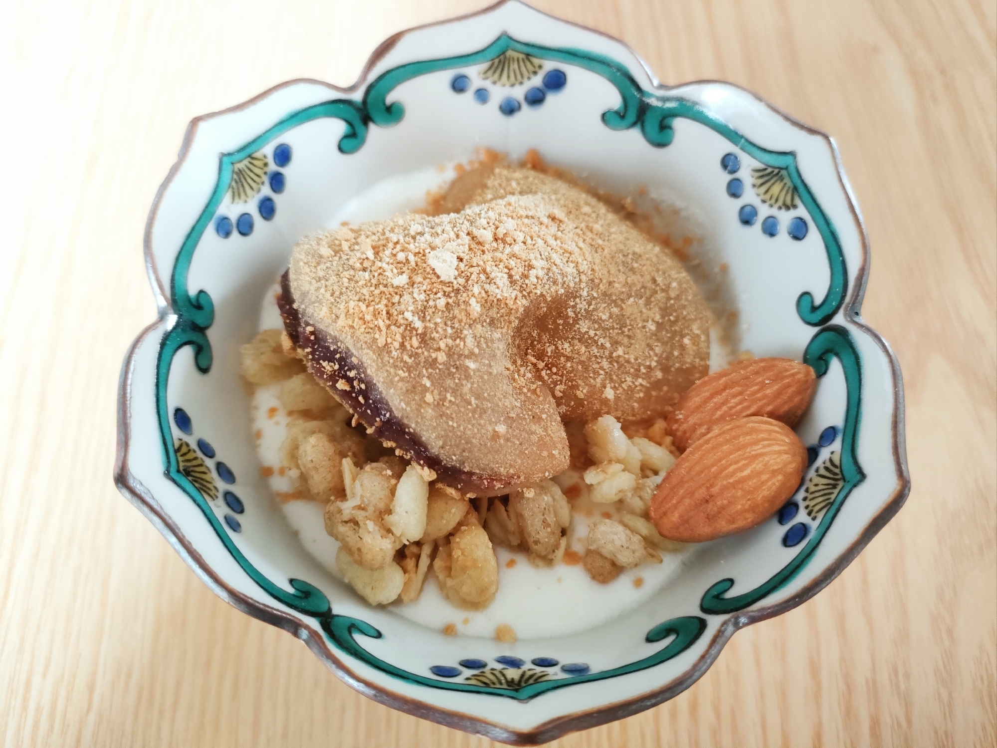 大福とグラノーラとアーモンドのヨーグルト