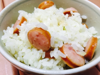 ちょうど、冷蔵庫に残ってた、玉ねぎとピーマンとソーセージてね作りました！余り物で作れていいですね^ ^