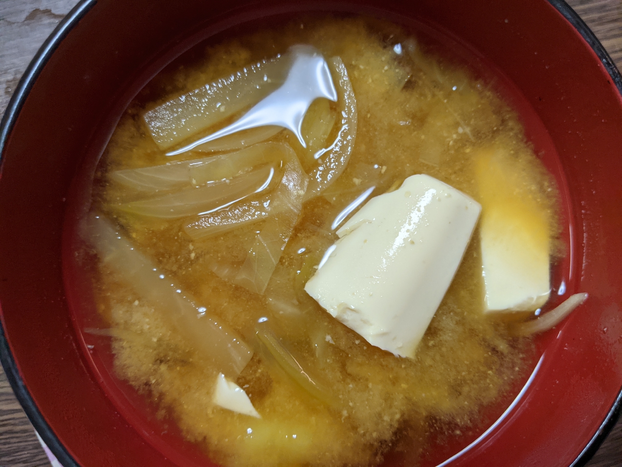 豆腐と玉ねぎの味噌汁