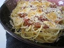 焼パスタ。パスタにスライスチーズ、ボロネーゼ、パン粉、粉チーズの順にのせトースターで焼き色がつくまで焼きました。香ばしさ、サクサク食感トローリチーズ。絶妙でした