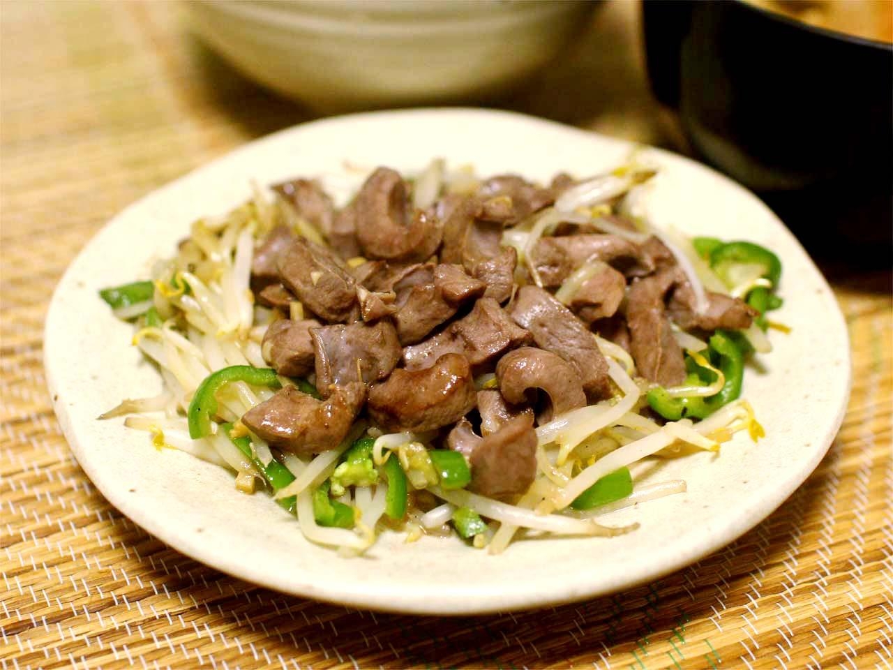 白い皿に盛られた豚ハツのバターしょうゆ炒め