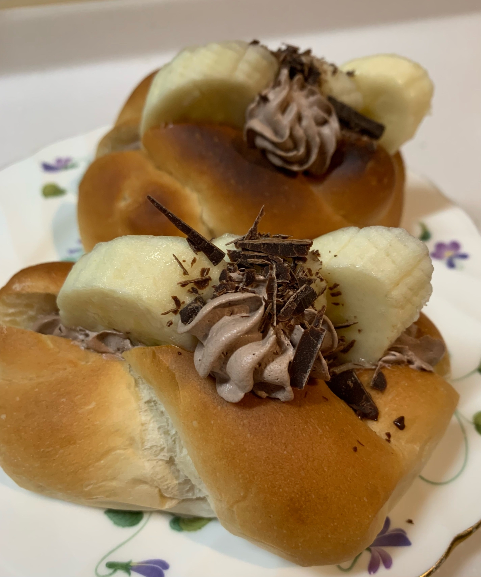 チョコレートホイップとバナナでおやつロール