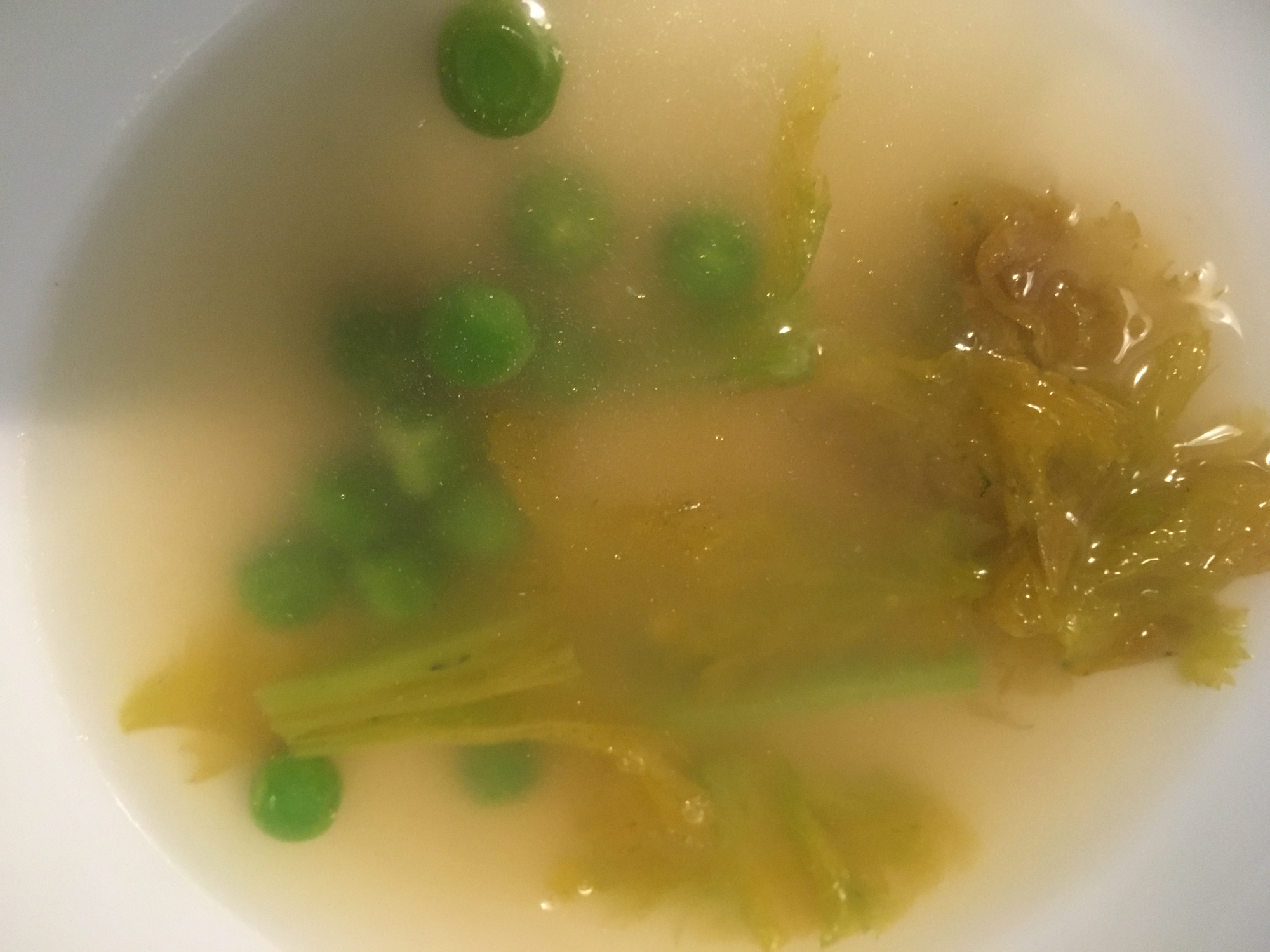 グリーンピースとワサビ菜の味噌汁