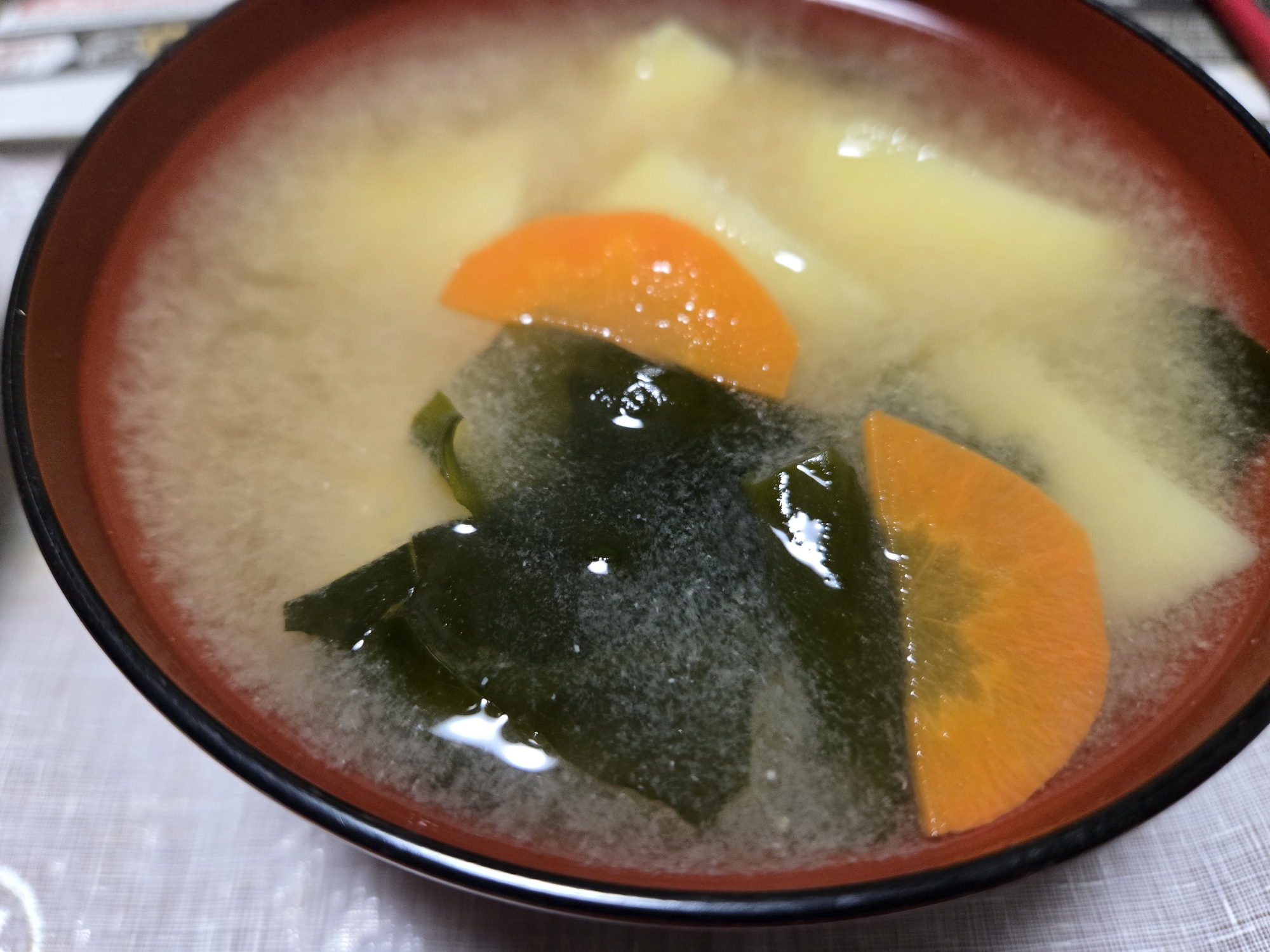 じゃがいもと人参もわかめのお味噌汁