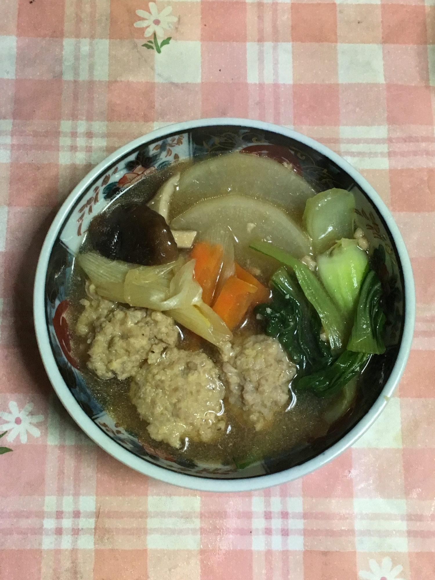 豚団子、青梗菜、椎茸、ネギ、大根、にんじんの鍋