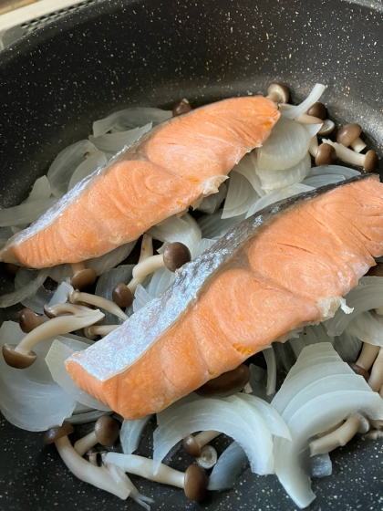 フライパンで、鮭と野菜の蒸し煮