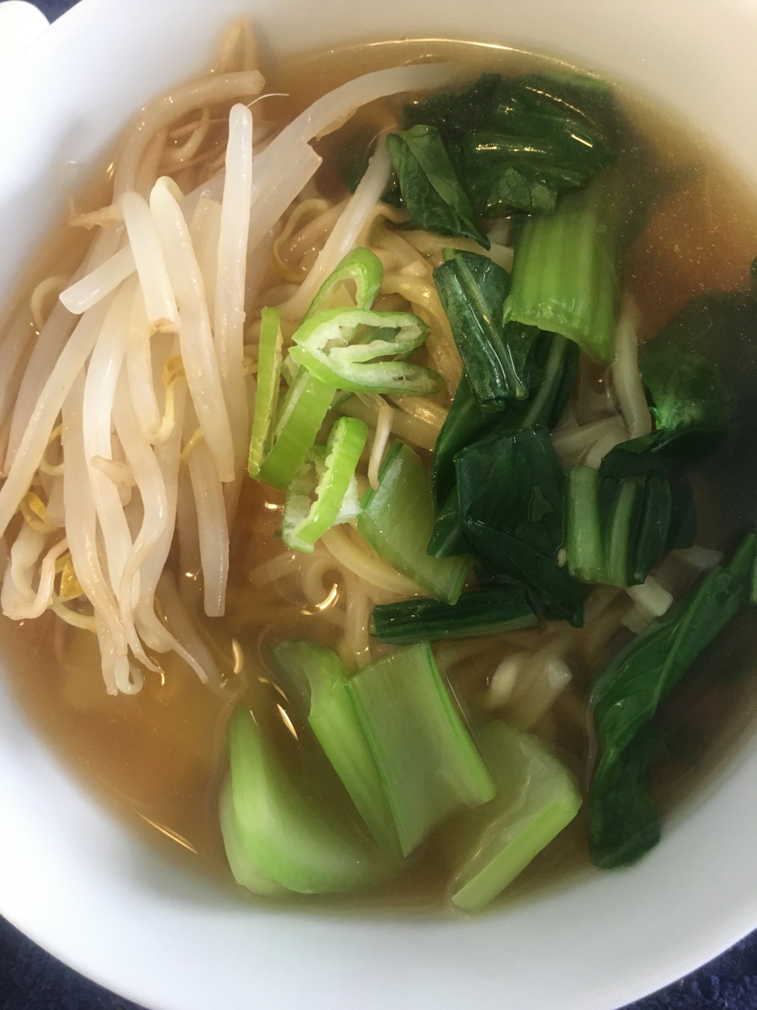 チンゲン菜ともやし、ねぎの醤油ラーメン