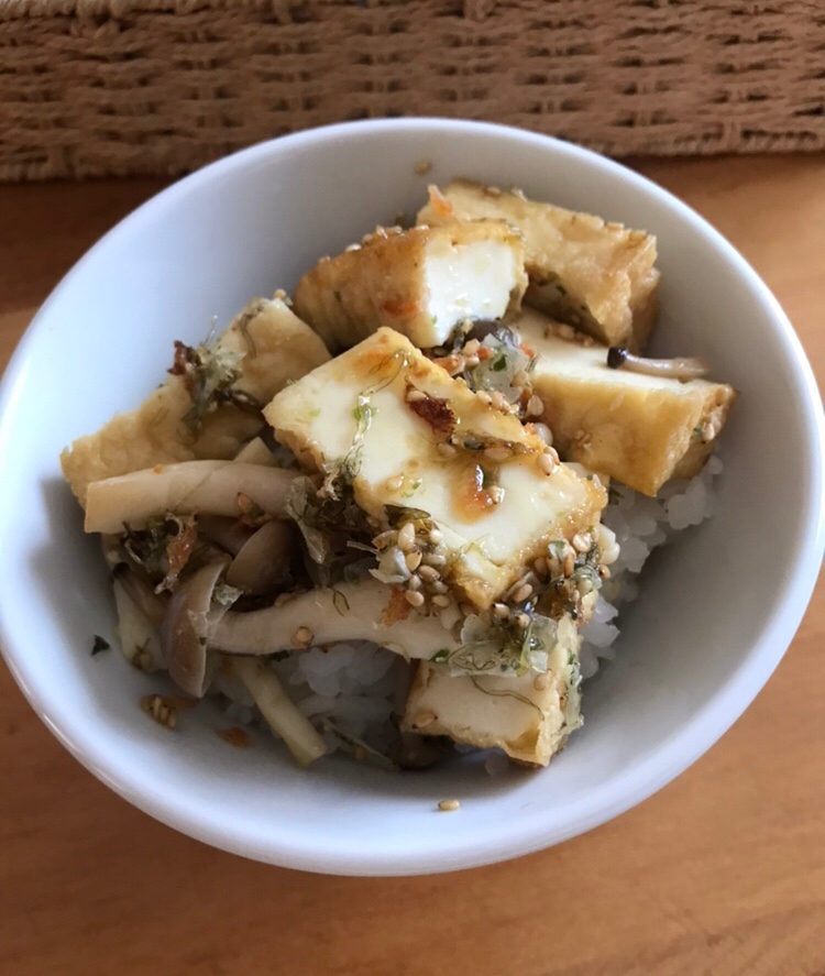 厚揚げとしめじのイカ昆布炒め丼