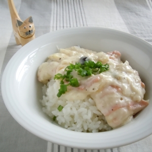 簡単ランチにきのことハムのクリームソース丼