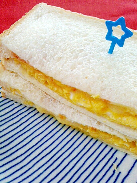 チーズonオープンオムレツのサンドイッチ