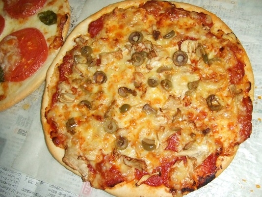 オリーブとチーズのトマトピザ☆市販のピザ生地で♪