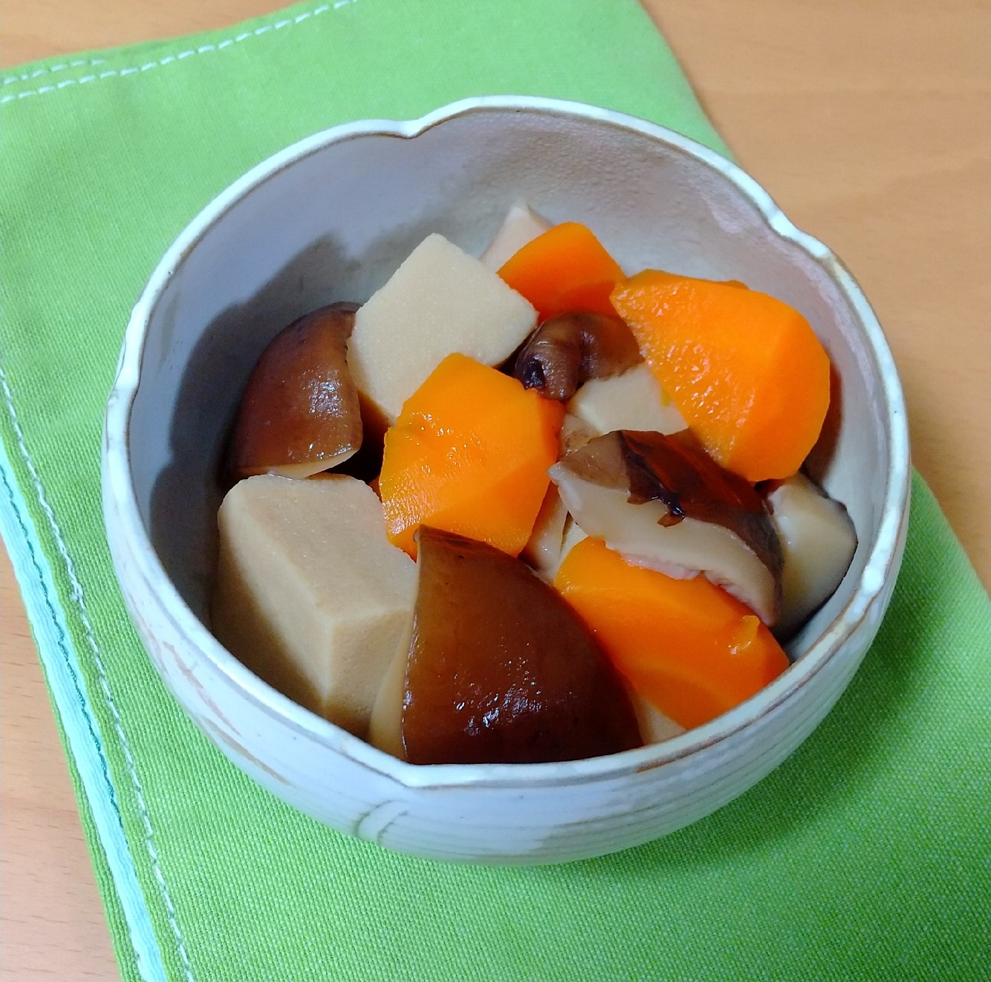 高野豆腐と椎茸とにんじんの煮物