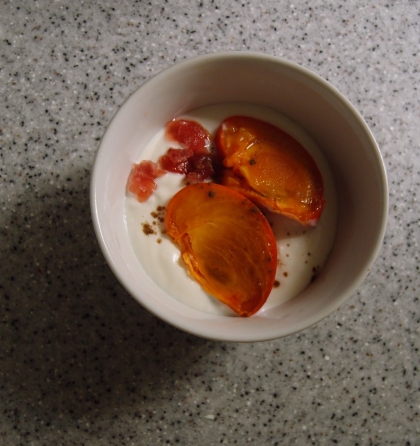 柿と苺ジャムのヨーグルト