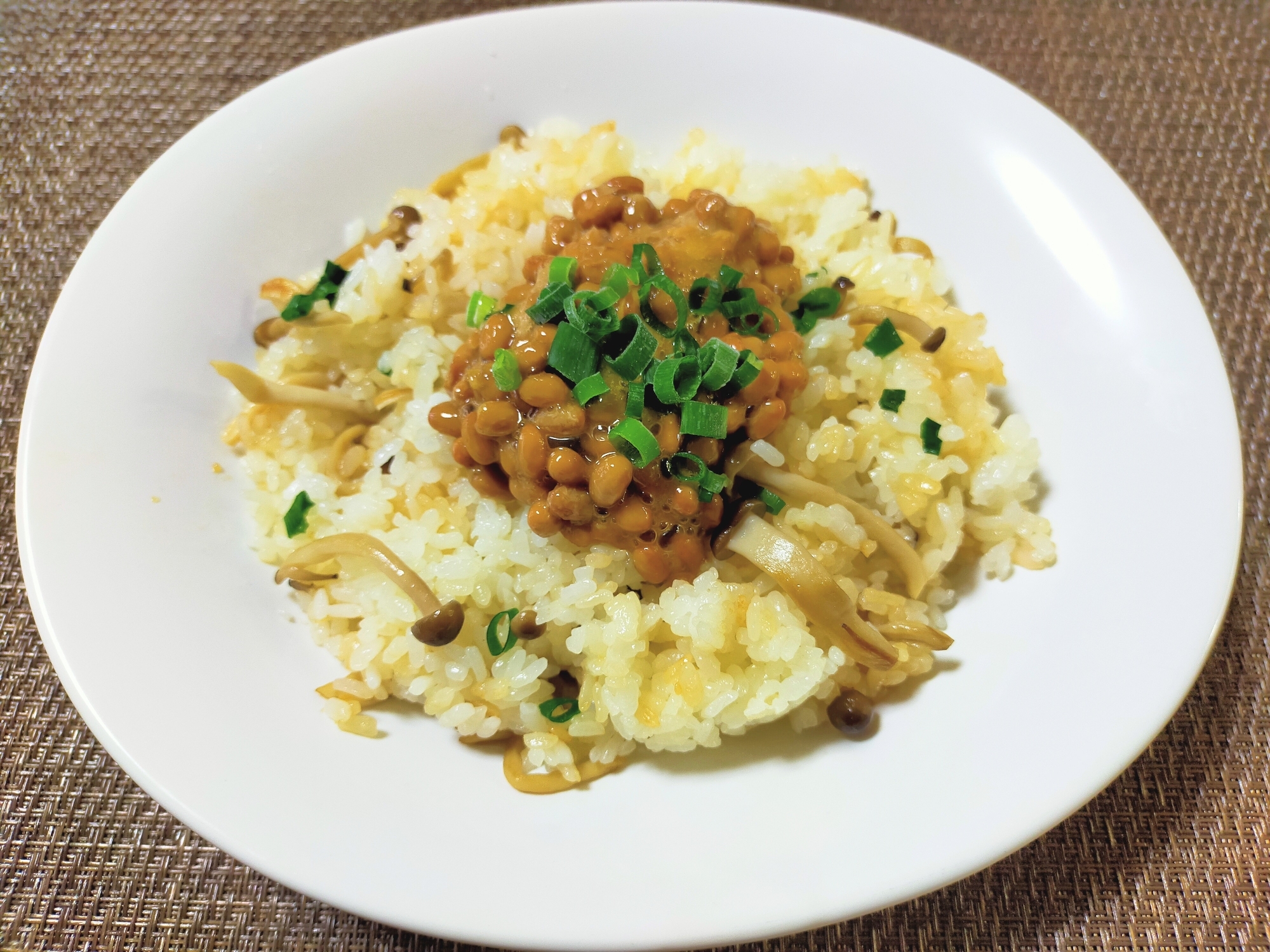 しめじチャーハン納豆のせ