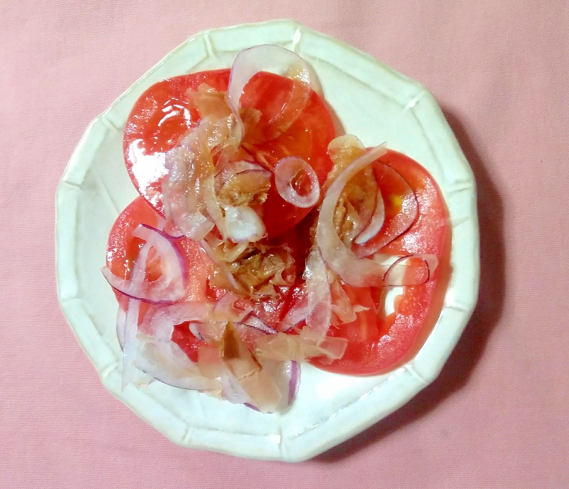 トマトとレッドオニオンの枯れ節サラダ