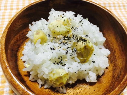 先日はお世話になりました(^ ^)こちらのレシピでもお世話になり、栗ご飯を作りました〜(*^_^*)美味しかったです。ごちそうさまでした☆