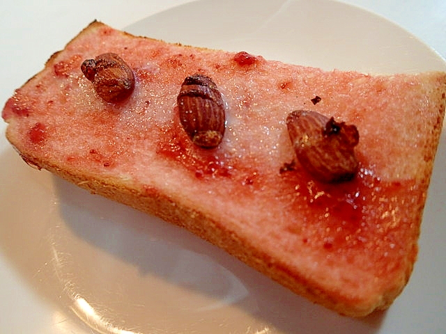 苺ジャムとアーモンドのミルキーバニラトースト
