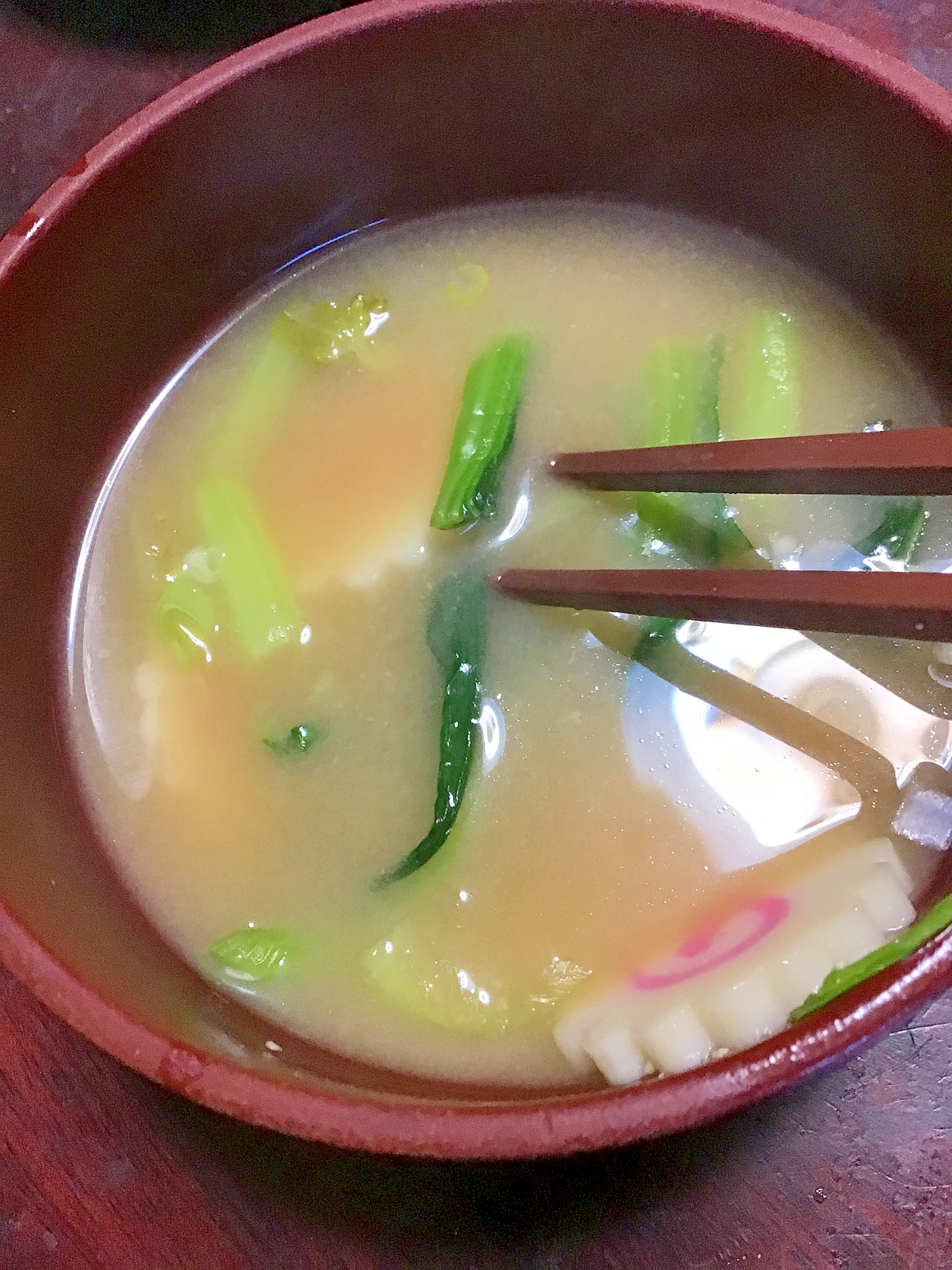 鳴門と小松菜の味噌汁。