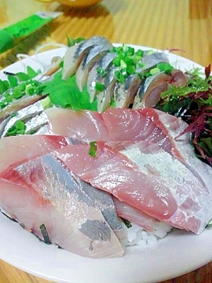 ぶりと秋刀魚の香り海鮮丼