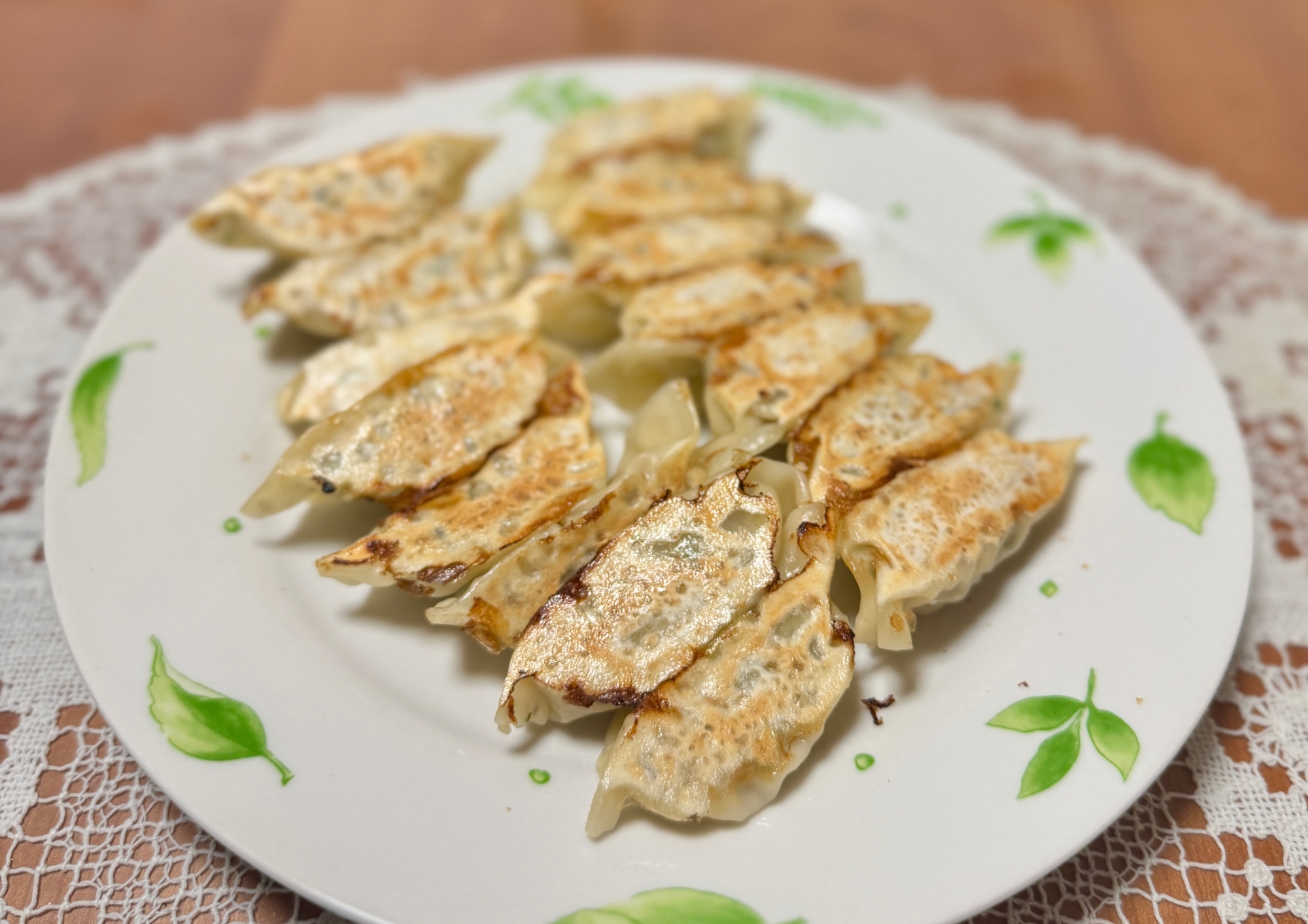 皮がパリッ!肉汁がジュワー!具沢山な焼き☆餃子