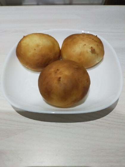 初めてのパン作りでしたが、めっちゃ美味しく出来ました！（1つ足りないのは食べちゃったからw）
これのレシピをアレンジするも良しこのまま食べるも良しですね！