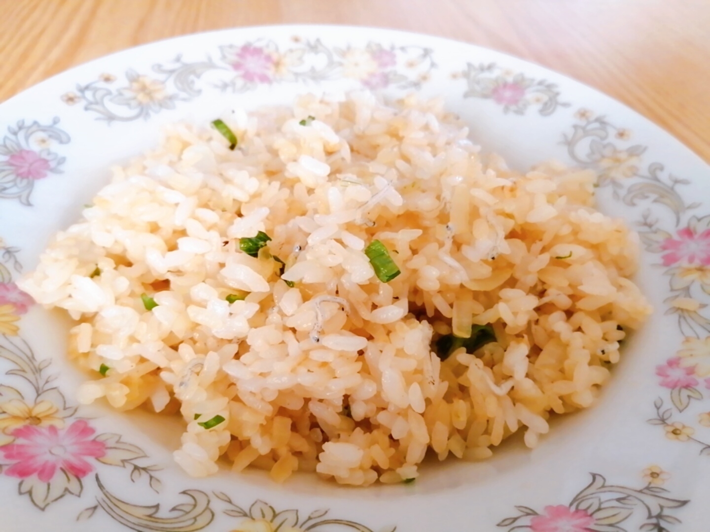 玉ねぎとねぎとちりめんじゃこの炒飯