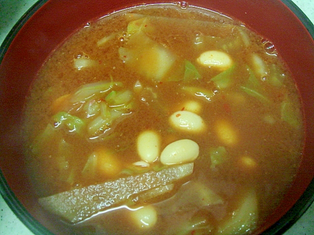 大豆入りの辛い中華味噌スープ