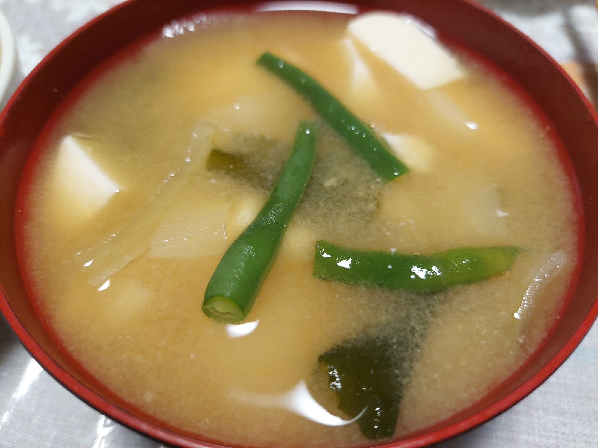 豆腐と玉ねぎとインゲンの味噌汁