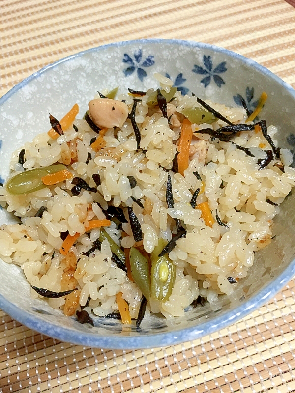 味付けは麺つゆだけ！美味しいひじきの炊き込みご飯♪