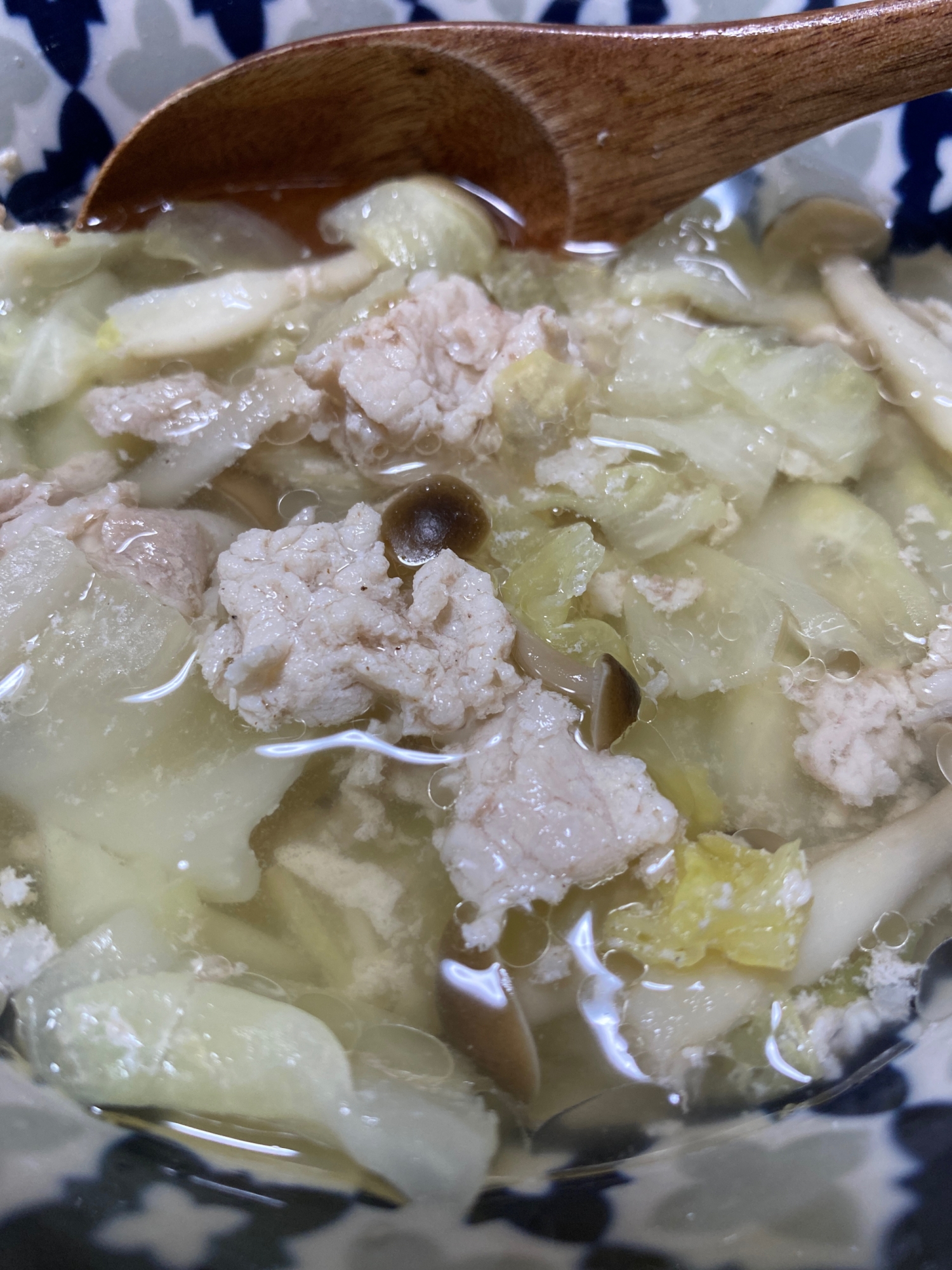 キャベツと豚肉のスープ