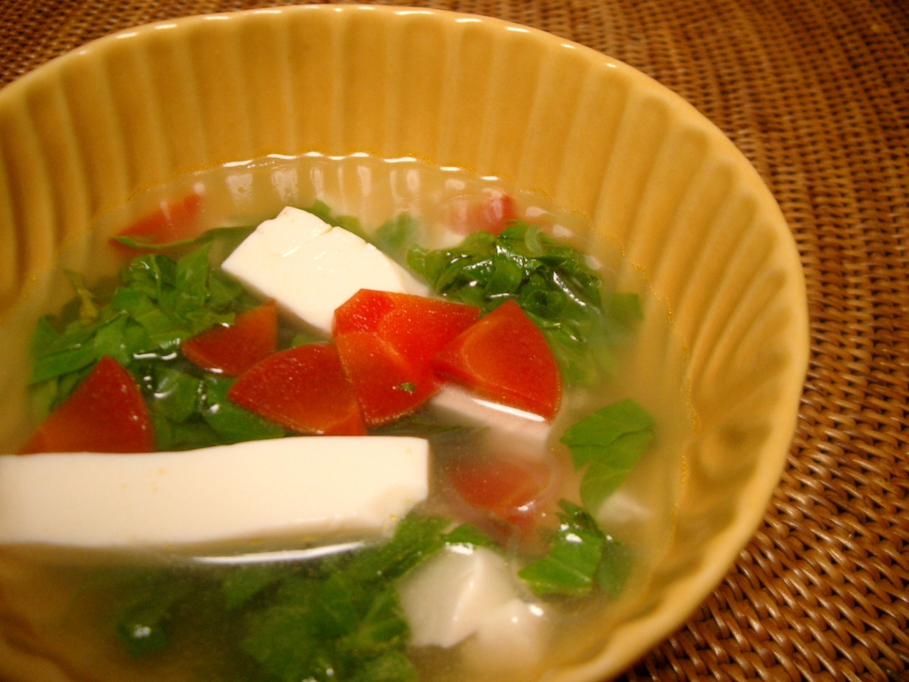 セロリ葉と豆腐の中華スープ