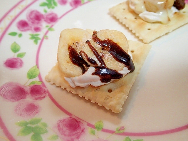 ホイップとバナナチップスのチョコバニラクラッカー