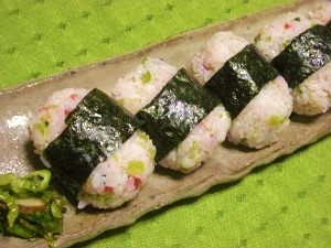 高菜に似た漬け菜、青菜(せいさい)のお漬物で作りました。初めて鰹だしを混ぜましたが梅干しの酸味が和らぐような！ご馳走さまでした♪